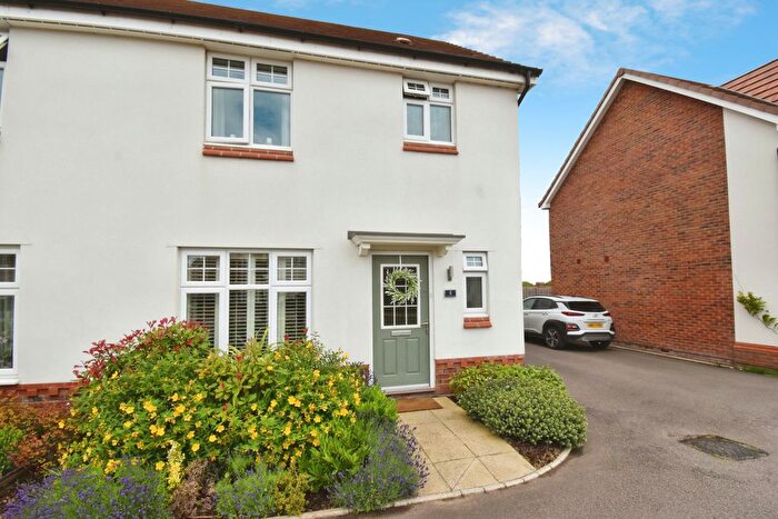 3 Bedroom Semi-Detached House For Sale In Crocus Close, Newark, NG24