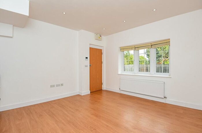 1 Bedroom Flat To Rent In Castle Mews, London, N12