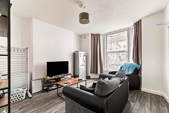2 Bedroom Flat To Rent In Dover Road, Folkestone, CT20