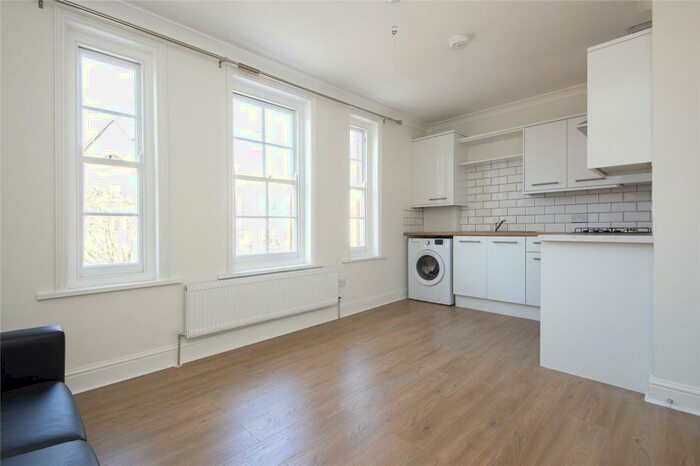 2 Bedroom Flat To Rent In Mare Street, London, E8