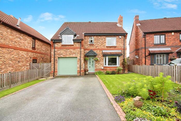 4 Bedroom Detached House For Sale In Field End Garth, Leeds, LS15