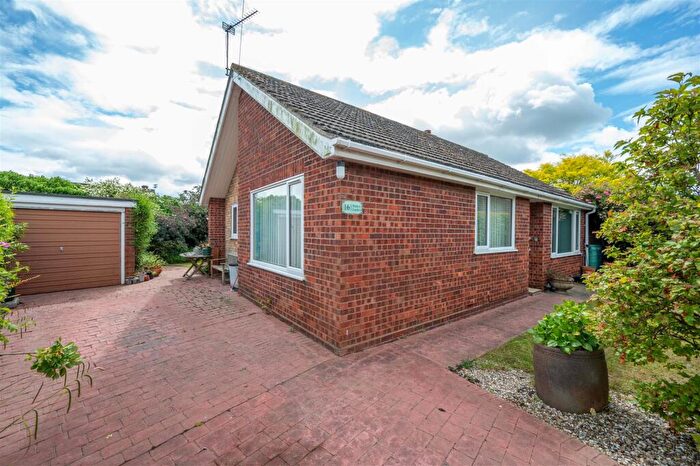 3 Bedroom Bungalow For Sale In Hickory Gardens, Bradwell, Great Yarmouth, NR31