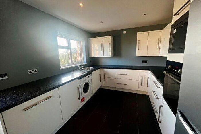 2 Bedroom Semi-Detached House To Rent In Kingsclere Walk, Chesterfield, S40