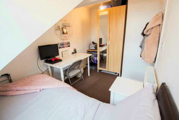 4 Bedroom Terraced House To Rent In Thornville View, Hyde Park, Leeds, LS6