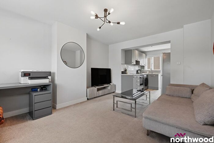 2 Bedroom Flat For Sale In Gatwick View, Billericay, CM12