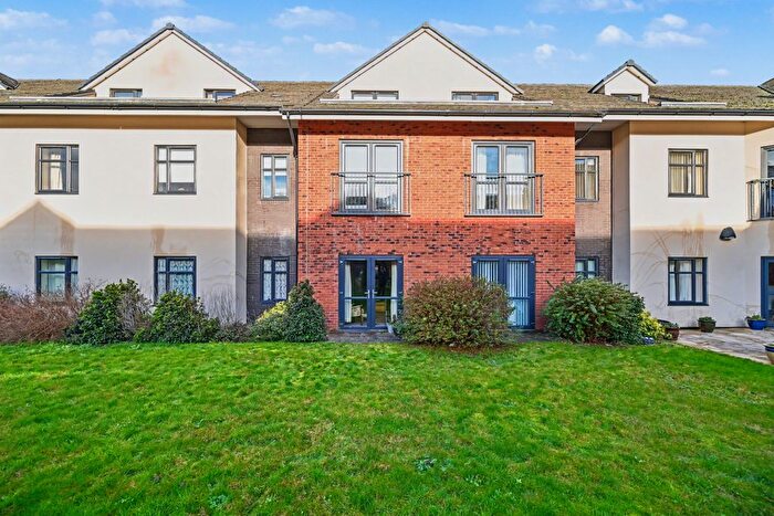 2 Bedroom Flat For Sale In Pettiver Crescent, Webb Ellis Court, Rugby, CV21