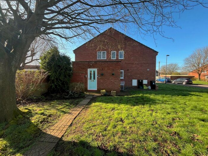 2 Bedroom Flat To Rent In Blenheim Drive, Yate, BS37