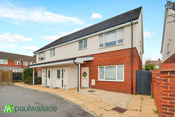 2 Bedroom Maisonette For Sale In Beazley Court, Cheshunt, EN8