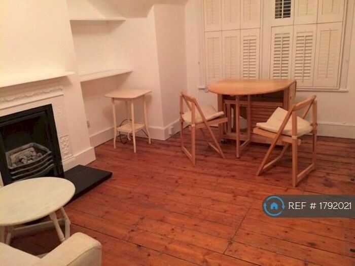 2 Bedroom Flat To Rent In Comyn Road, London, SW11