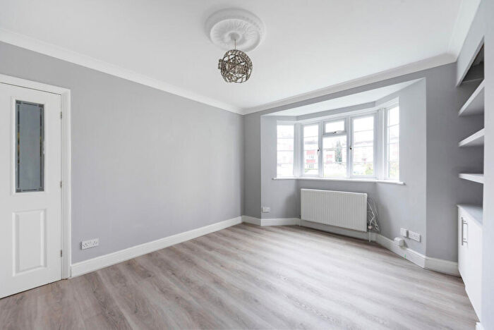 2 Bedroom Flat For Sale In Amblecote Close, London, SE12