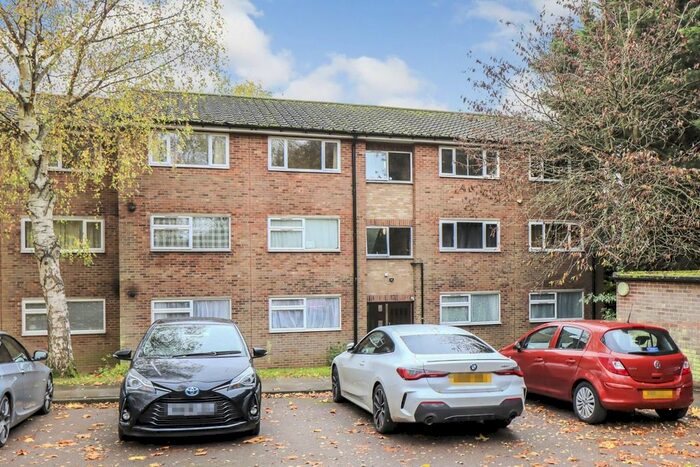 2 Bedroom Flat To Rent In Crabtree Lane, Harpenden AL5