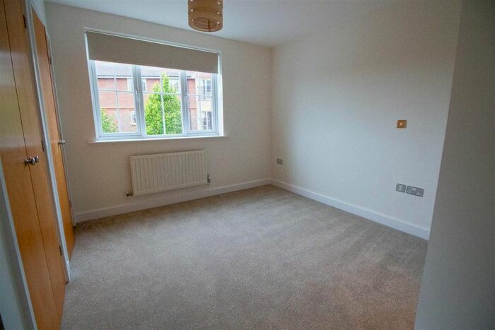 2 Bedroom Flat To Rent In Large Flat With Garage | Highbank, H. Heath, RH16