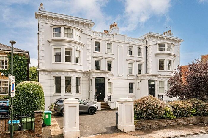 3 Bedroom Flat For Sale In Kings Road, Richmond, TW10