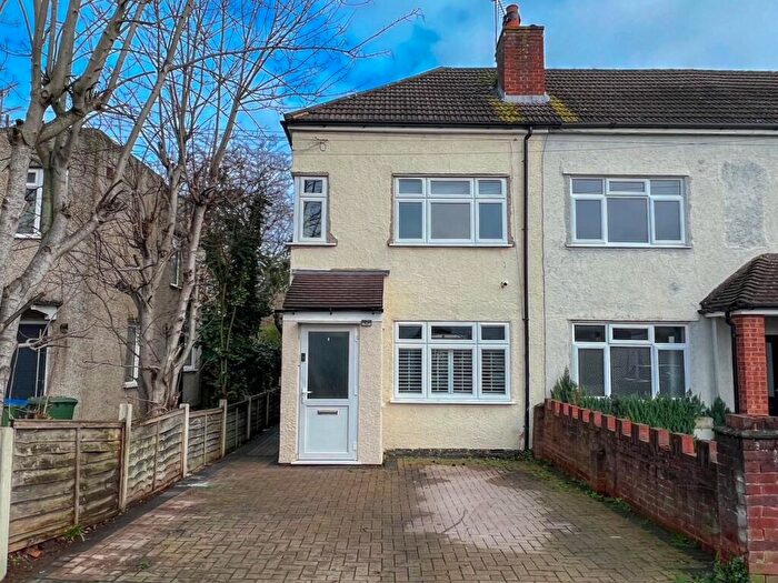 2 Bedroom End Of Terrace House For Sale In First Avenue, West Molesey, KT8