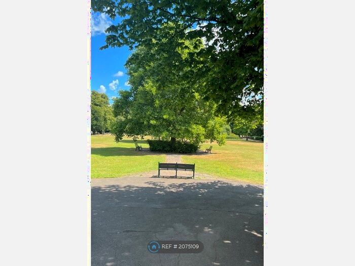 2 Bedroom Flat To Rent In Rosebery Lodge, Epsom, KT18