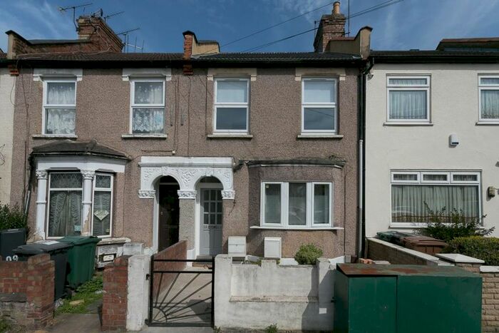 2 Bedroom Flat To Rent In Roberts Road, London, E17