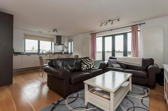 2 Bedroom Flat To Rent In Clapham Park Road, London, SW4