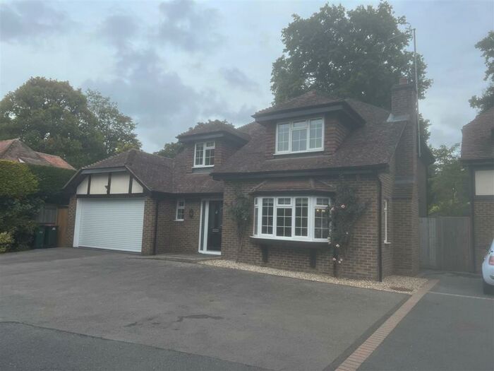 5 Bedroom House To Rent In Grattons Drive, Crawley, RH10