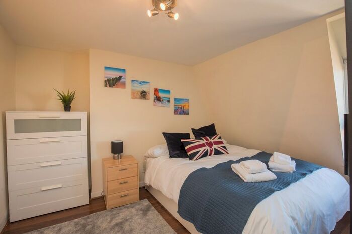 2 Bedroom Flat To Rent In Clapham Road, London, SW9