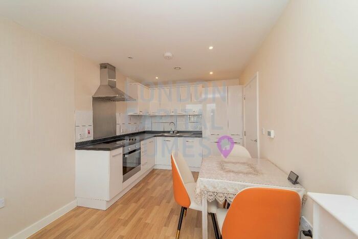 1 Bedroom Flat To Rent In Bloemfontein Road, London, W12