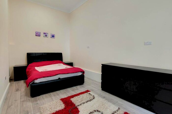 3 Bedroom Flat To Rent In Roding Road, Clapton, London, E5