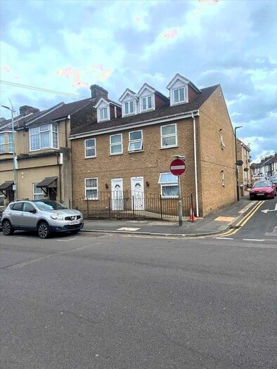2 Bedroom Flat To Rent In Gillingham Road, Gillingham, ME7