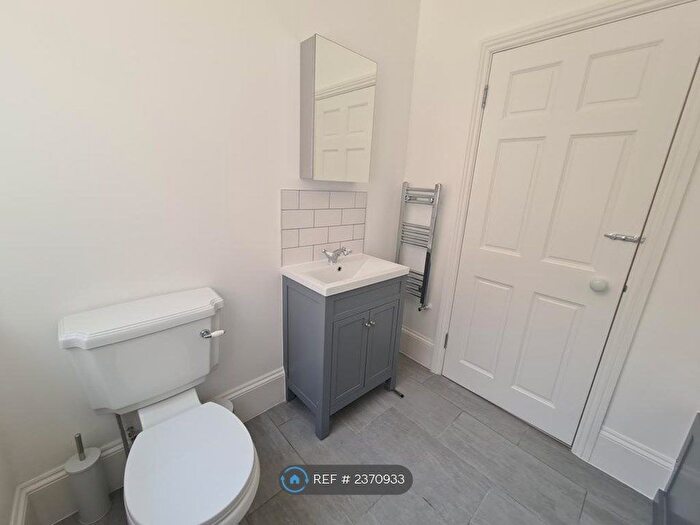 1 Bedroom Flat To Rent In Bow Common Lane, London, E3