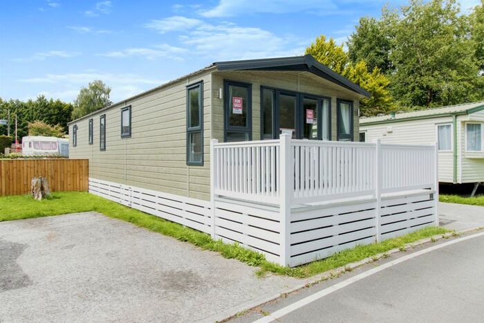 2 Bedroom Mobile/park Home For Sale In Lemonford Caravan Park, Bickington, Newton Abbot, TQ12