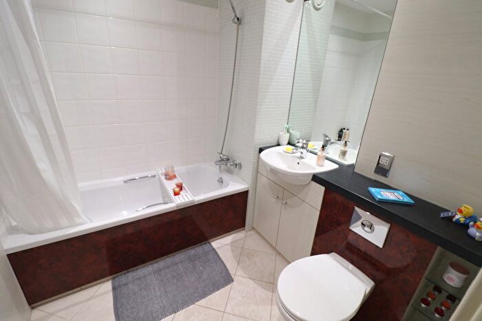 2 Bedroom Flat For Sale In Canal Square, Birmingham, B16