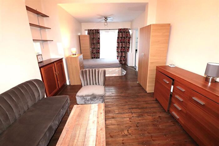 Flat To Rent In Durham Road, Harrow, HA1