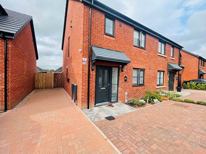 3 Bedroom Semi-detached House For Sale In The Woodlands, Oldbury, B68