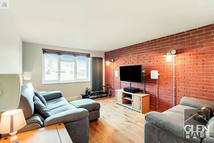 1 Bedroom Flat For Sale In East Crescent, Whitmore House East Crescent, N11