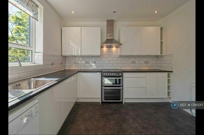 2 Bedroom Flat To Rent In Beechwood Close, London, N2