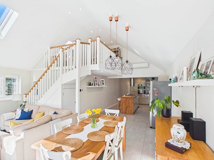 4 Bedroom Detached Bungalow For Sale In New Road, Tring, HP23