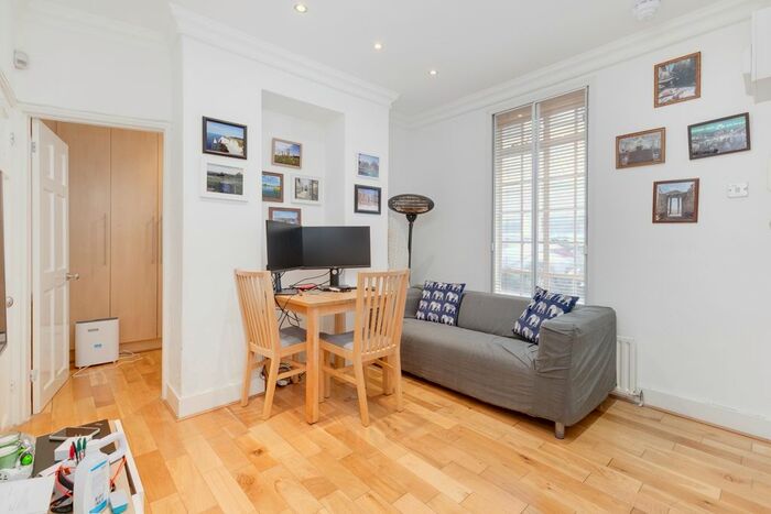 2 Bedroom Flat To Rent In Luke Street, London, EC2A
