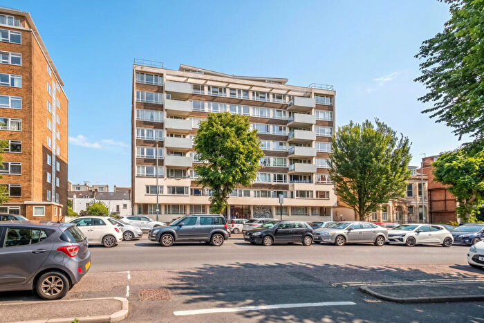 2 Bedroom Flat For Sale In The Drive, Hove, BN3