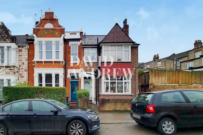 4 Bedroom Flat To Rent In Mattison Road, London, N4