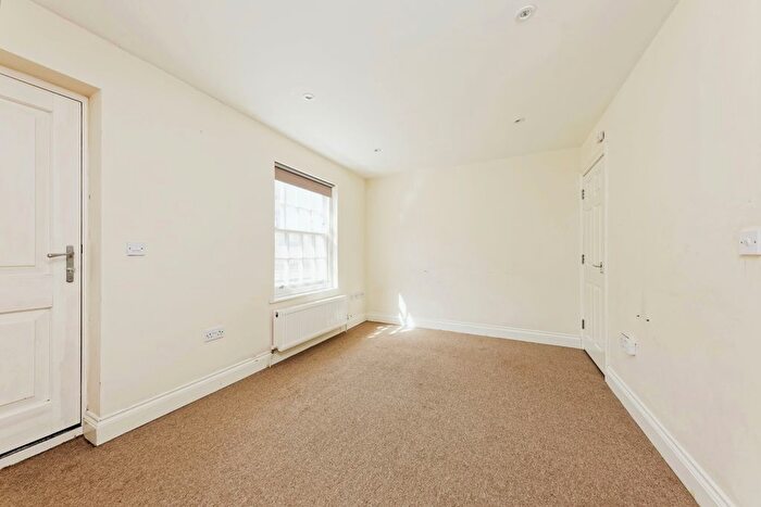 3 Bedroom Town House To Rent In Queens Courtyard, Dover, CT17