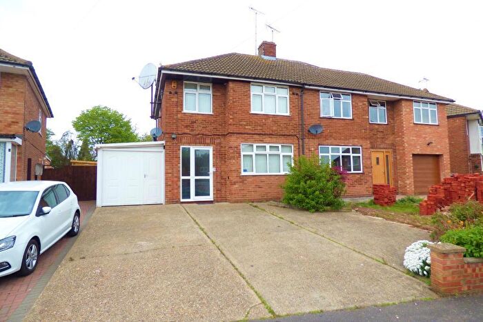3 Bedroom Semi Detached House To Rent In Collingtree, Luton, Bedfordshire, LU2