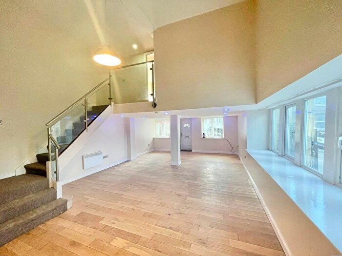 2 Bedroom Flat To Rent In The Old Chapel, Halifax, HX4