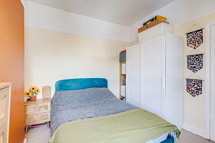 1 Bedroom Flat For Sale In Beach Avenue, Leigh-On-Sea, SS9