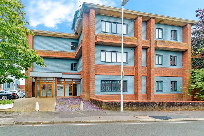 2 Bedroom Flat For Sale In Cantelupe Road, East Grinstead, RH19