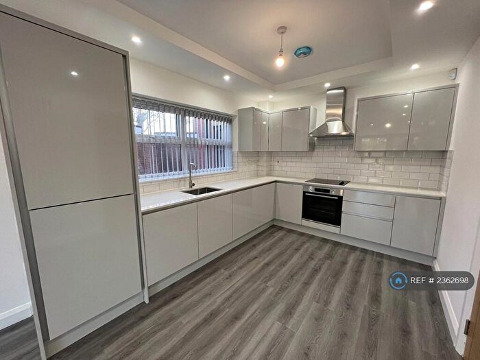 2 Bedroom Flat To Rent In Clothorn Road, Manchester, M20