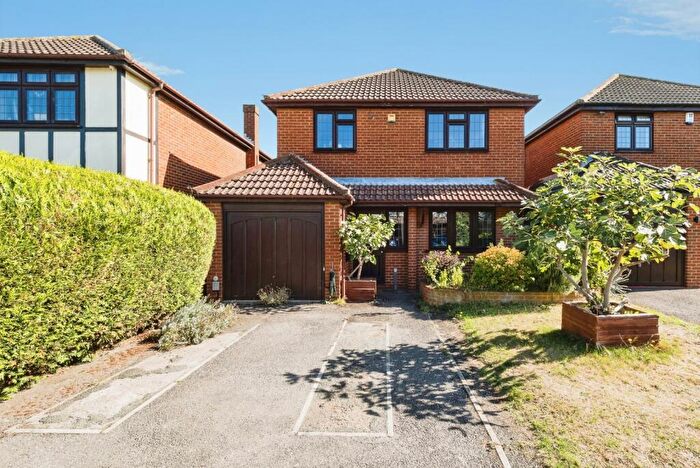4 Bedroom Detached House For Sale In Spring Farm Close, Rainham, Essex, RM13