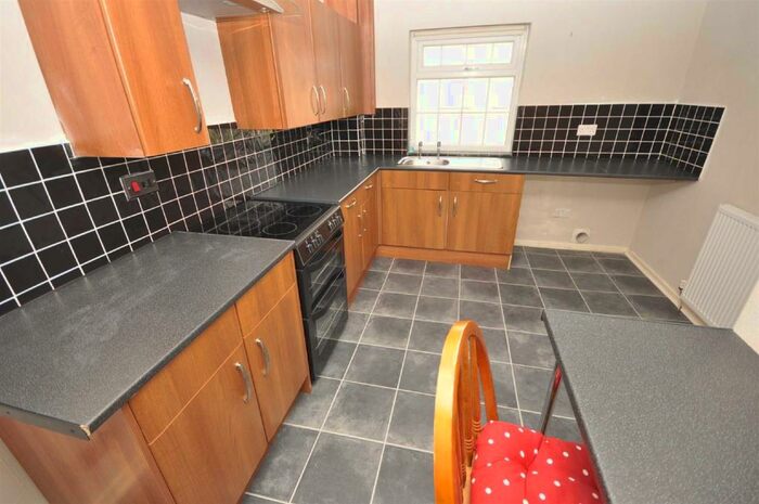 2 Bedroom Flat To Rent In Coronation Street, Macclesfield, Cheshire, SK11