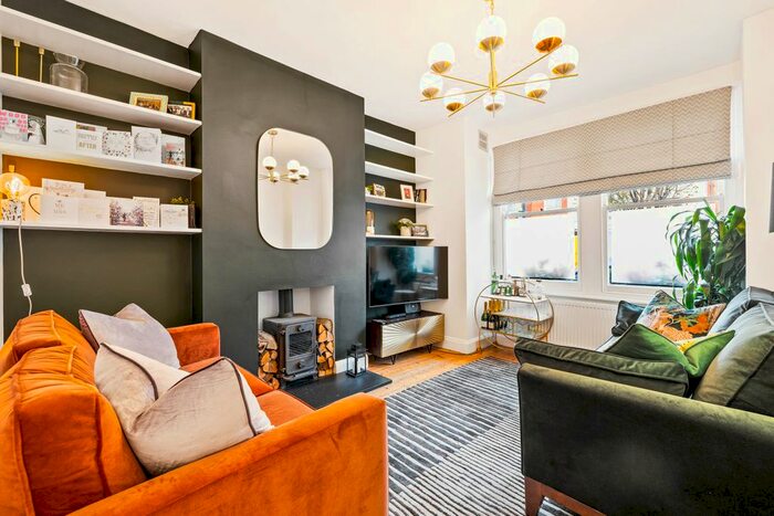 2 Bedroom Maisonette To Rent In Ref: Gf - Woodbury Street, Tooting, SW17