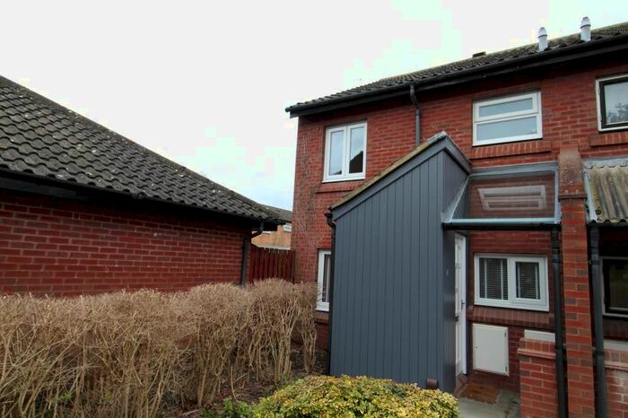 3 Bedroom Semi-Detached House To Rent In Robert May Close, Cambridge, Cambridgeshire, CB1