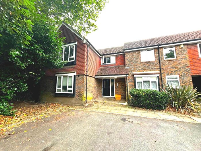 Studio To Rent In Elmley Close, Beckton, E6