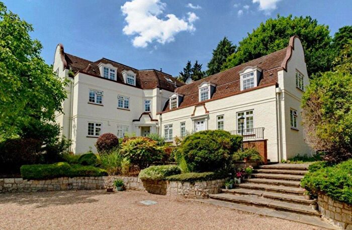 2 Bedroom Flat For Sale In Lightwater, Surrey, GU18