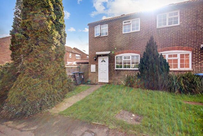 3 Bedroom End Of Terrace House For Sale In Estcots Drive, East Grinstead, West Sussex, RH19